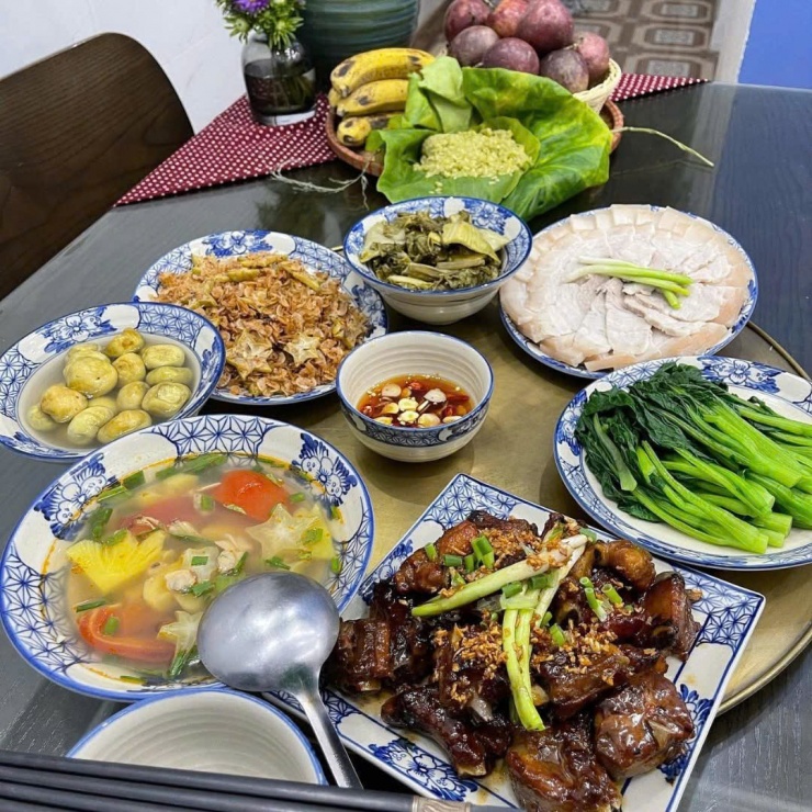 Mâm cơm giản dị mà đầy đủ lựa chọn cho người cần ăn giàu đạm, người thích ăn thanh đạm.