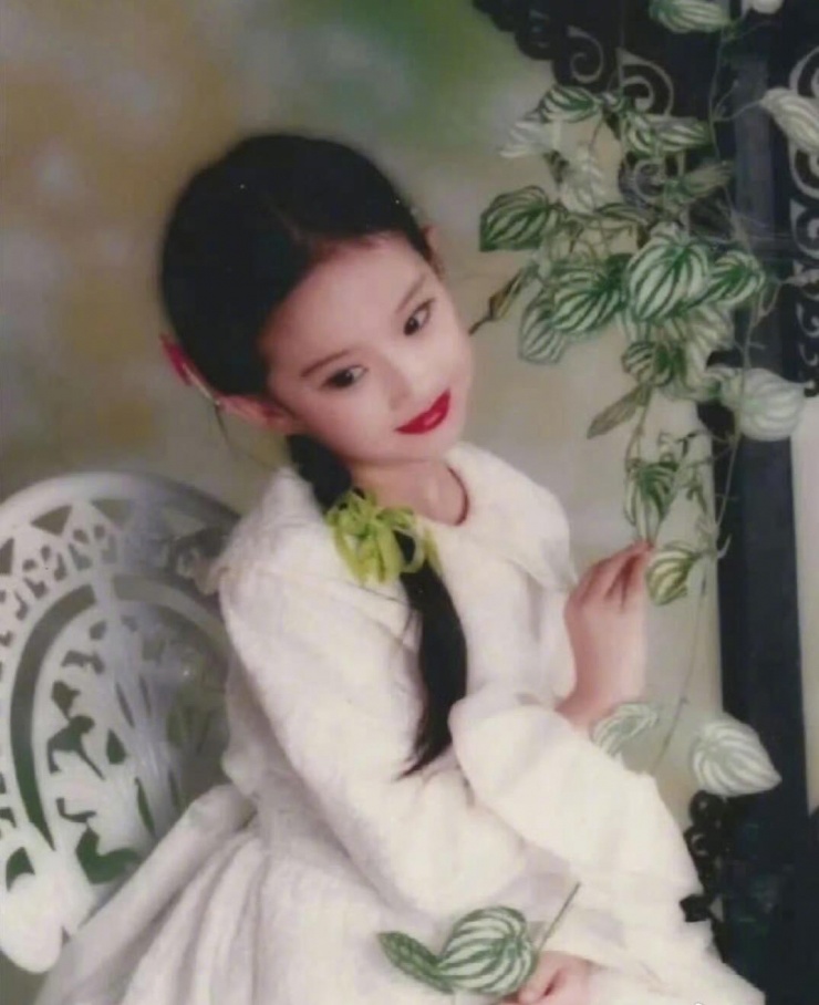 Trên Pear Video hồi tháng 2, diễn viên cho biết trải qua giai đoạn hoang mang, sợ hãi khi mới vào làng giải trí. "Vẻ ngoài điềm nhiên, bình tĩnh chỉ là vỏ bọc tôi cố tạo ra. Cứ giả vờ như thế mãi, tự nhiên tôi thành như vậy thật. Bấy giờ, tôi luôn nghĩ cách để bản thân thực sự mạnh mẽ", Diệc Phi nói.