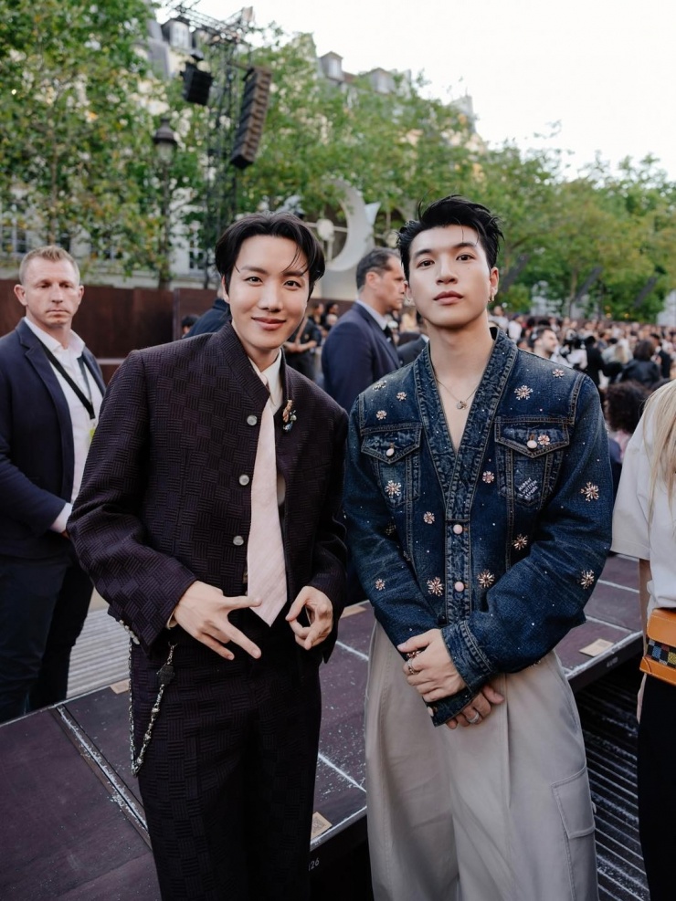 Hieuthuhai tiến đến chào hỏi và chụp hình cùng J-HOPE - đại sứ của thương hiệu Louis Vuitton. Khung hình thu hút hàng nghìn lượt thích và chia sẻ trên mạng xã hội.