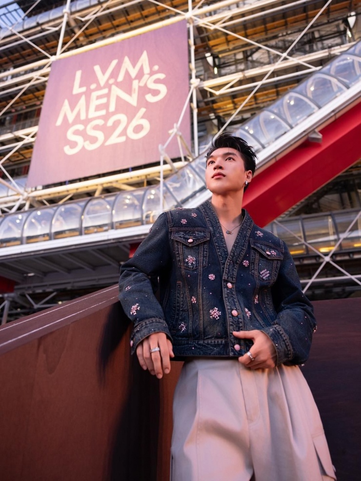 Tối 24/6 (giờ địa phương), Hieuthuhai là nghệ sĩ Việt Nam duy nhất cùng dàn sao đến dự show Men SS26 của Louis Vuitton tại Paris. Rapper diện chiếc áo denim giá khoảng hơn 220 triệu đồng phối cùng quần cargo khỏe khoắn.