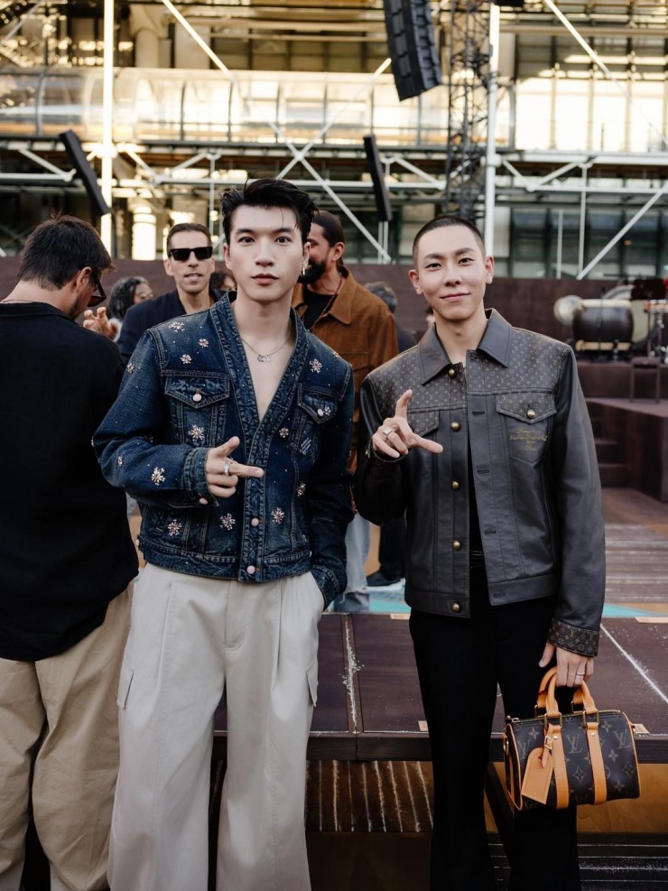 Hieuthuhai chụp ảnh cùng rapper Loco trên hàng ghế đầu sau khi kết thúc sự kiện.