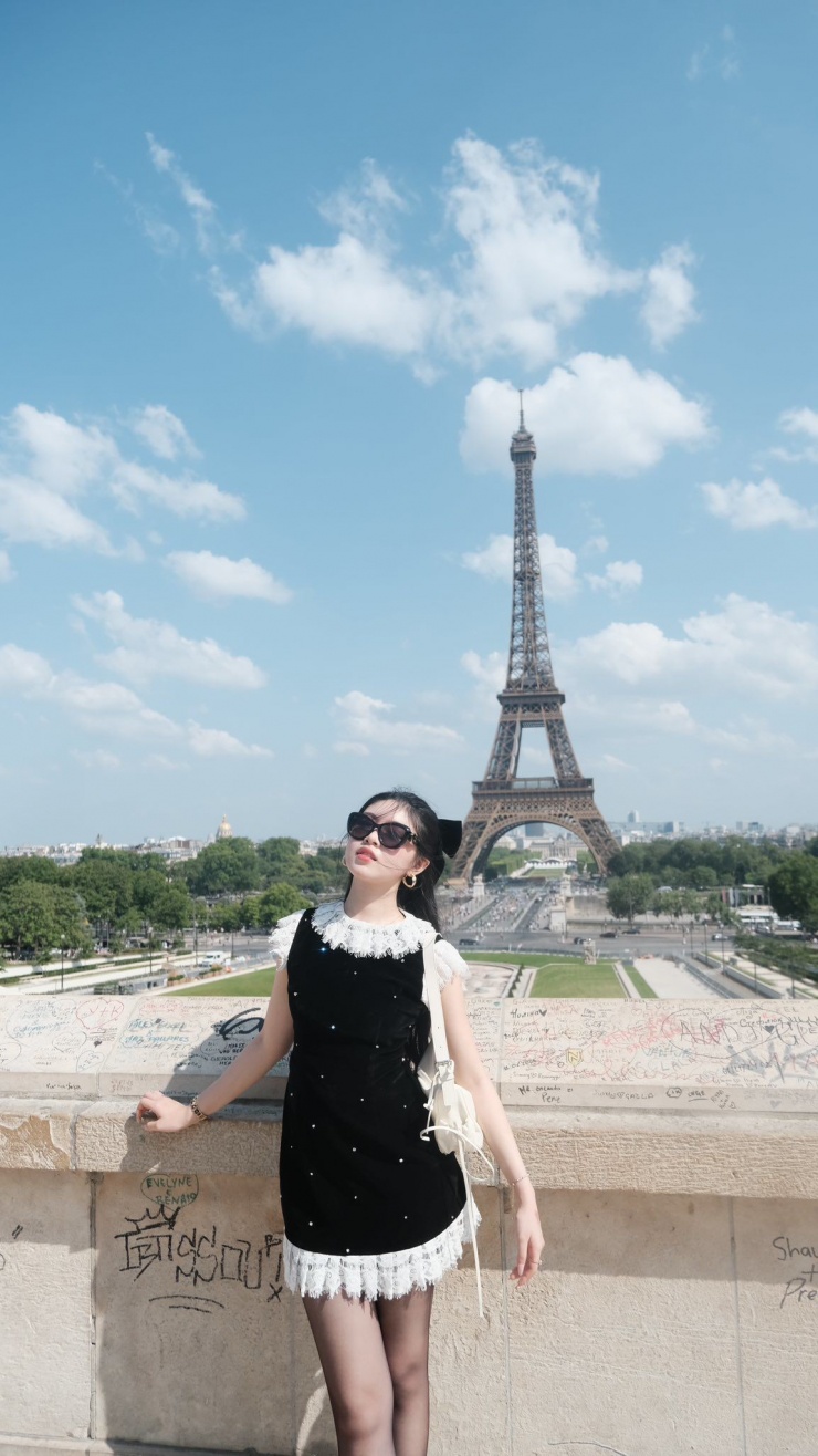 Soi 1 chi tiết trong ảnh đi Pháp của MC Quyền Linh và 2 con gái, mới thấy quan điểm dạy con của nghệ sĩ này nhất quán thế nào! - 1