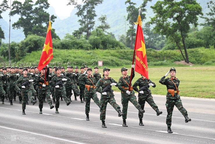 Nữ quân nhân lần đầu hợp luyện trước diễu binh 2/9 - 1