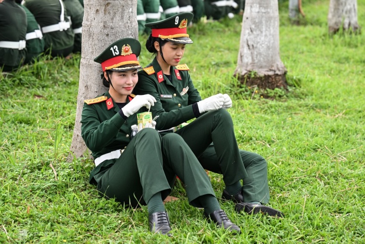Nữ quân nhân lần đầu hợp luyện trước diễu binh 2/9 - 10