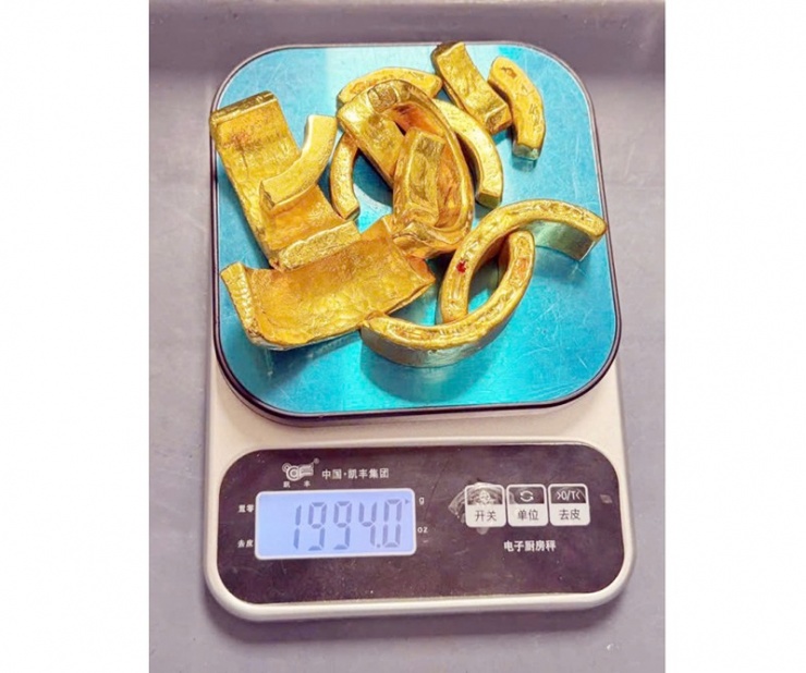 Gần 2kg nghi là vàng.