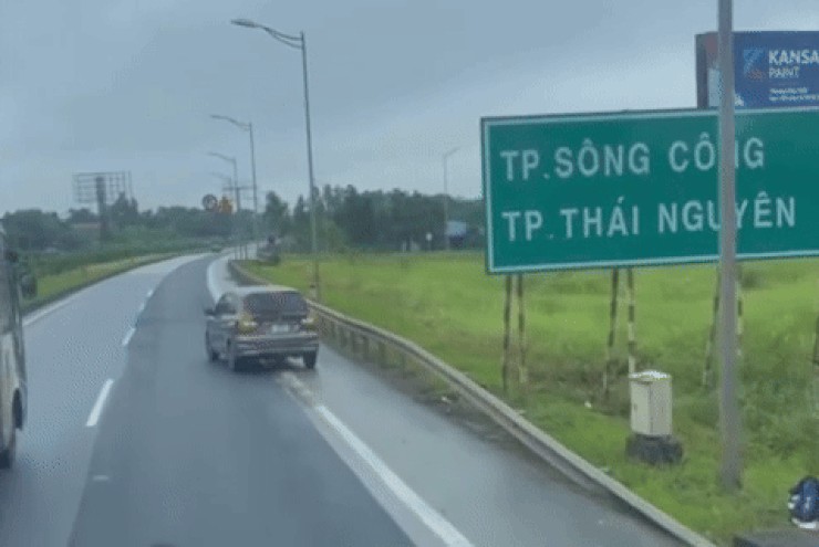 Lùi xe trên cao tốc Hà Nội - Thái Nguyên, nữ tài xế bị phạt 35 triệu đồng