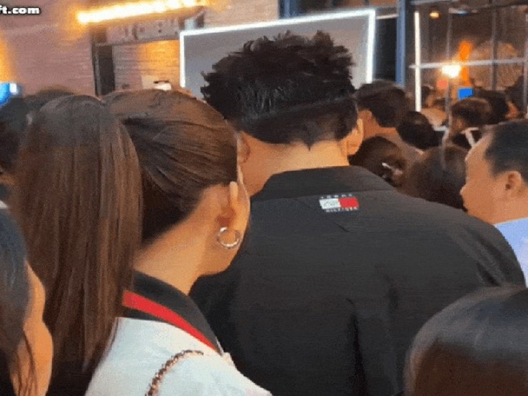 Bắt gặp cặp đôi diễn viên - Hoa hậu Vbiz vô tư ôm ấp giữa trung tâm thương mại, hỏi phim giả tình thật không thì cứ chối
