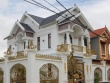 Hàng trăm cảnh sát vây bắt nhóm lừa đảo, hình ảnh nhà của đối tượng cầm đầu gây chú ý