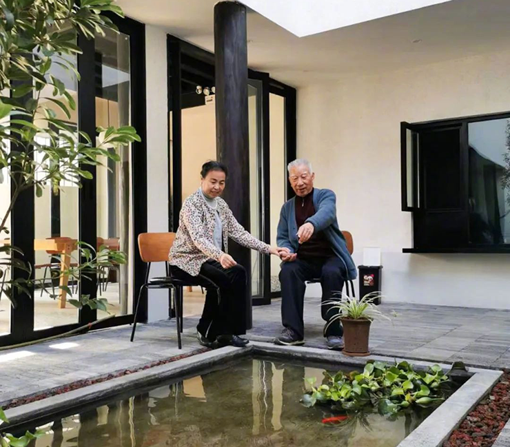 Nhậm Lập Kiệt là một quản lý cấp trung tại Bắc Kinh (Trung Quốc). Anh&nbsp;luôn trăn trở về cuộc sống buồn tẻ của cha mẹ già, nhất là sau tai nạn của bố anh khi ông 80 tuổi.
