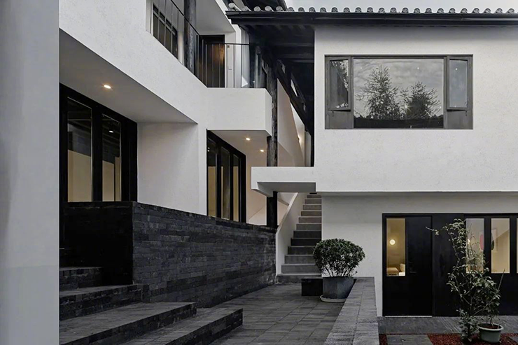 Căn biệt thự có sân vườn rộng rãi, xanh mát cho cha mẹ anh thư giãn, trồng cây và tận hưởng không khí trong lành.
