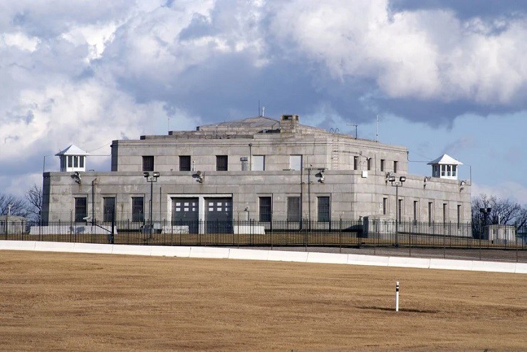 Nằm cách Louisville, Kentucky khoảng 35 dặm về phía Nam, hầm vàng Fort Knox là một trong những kho dự trữ vàng bảo mật nhất thế giới. Hiện nơi đây cất giữ khoảng 147,3 triệu ounce vàng (tương đương 4.581 tấn), chiếm gần một nửa tổng dự trữ vàng của Bộ Tài chính Mỹ.
