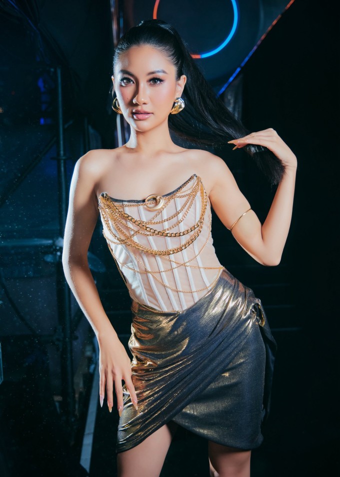 Phương Linh cao 1,75 m, nặng 52 kg.