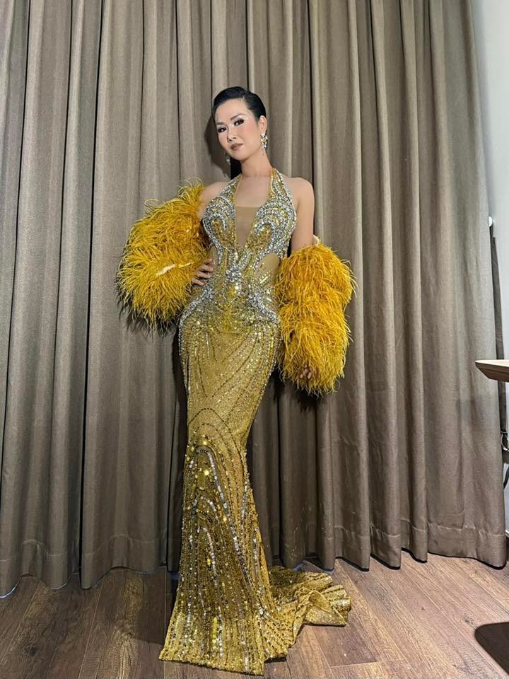 Sự thay đổi ngoạn mục về ngoại hình của Võ Hạ Trâm cũng giúp cô tự tin hơn trong công việc. Cô liên tục xuất hiện tại các sự kiện với diện mạo trẻ trung, tràn đầy năng lượng. Ảnh: FBNV
