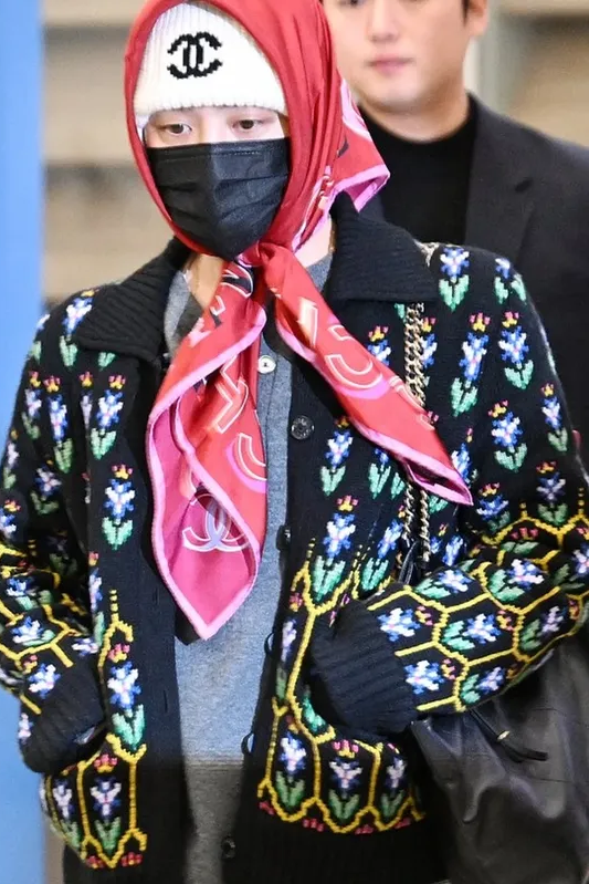Nam idol mặc cardigan hoa, thắt khăn của Chanel, hồi cuối tháng 1.