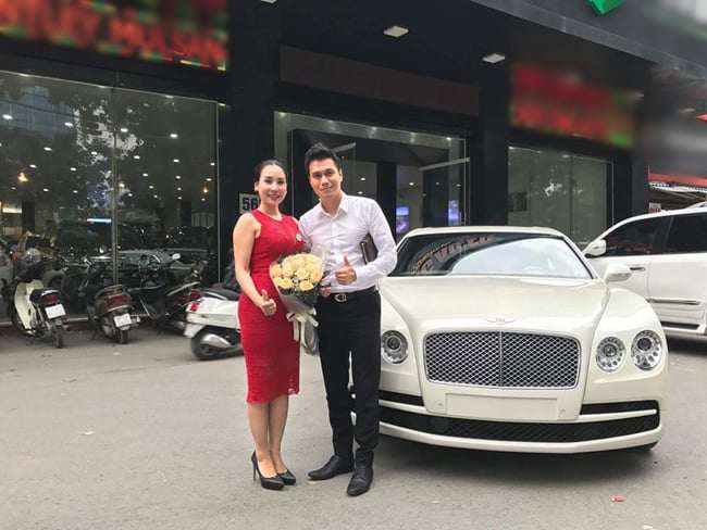 Ngoài bất động sản, Việt Anh còn sở hữu nhiều xế sang. Tháng 10/2017, Việt Anh sắm xe Bentley màu trắng có giá hơn 10 tỷ đồng
