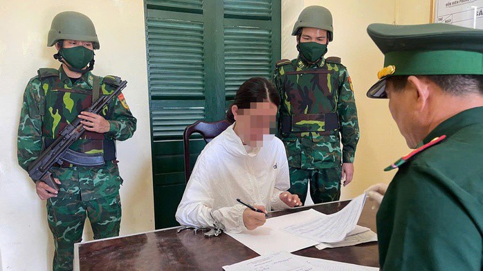 Bắt quả tang "hot girl" cùng đồng phạm buôn ma túy trên xe Mercedes tiền tỉ - 1