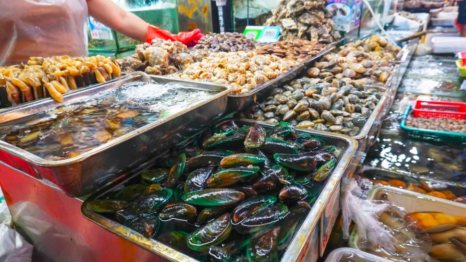 Chọn hải sản tươi ngon cần có bí quyết. Ảnh: Aboluowang