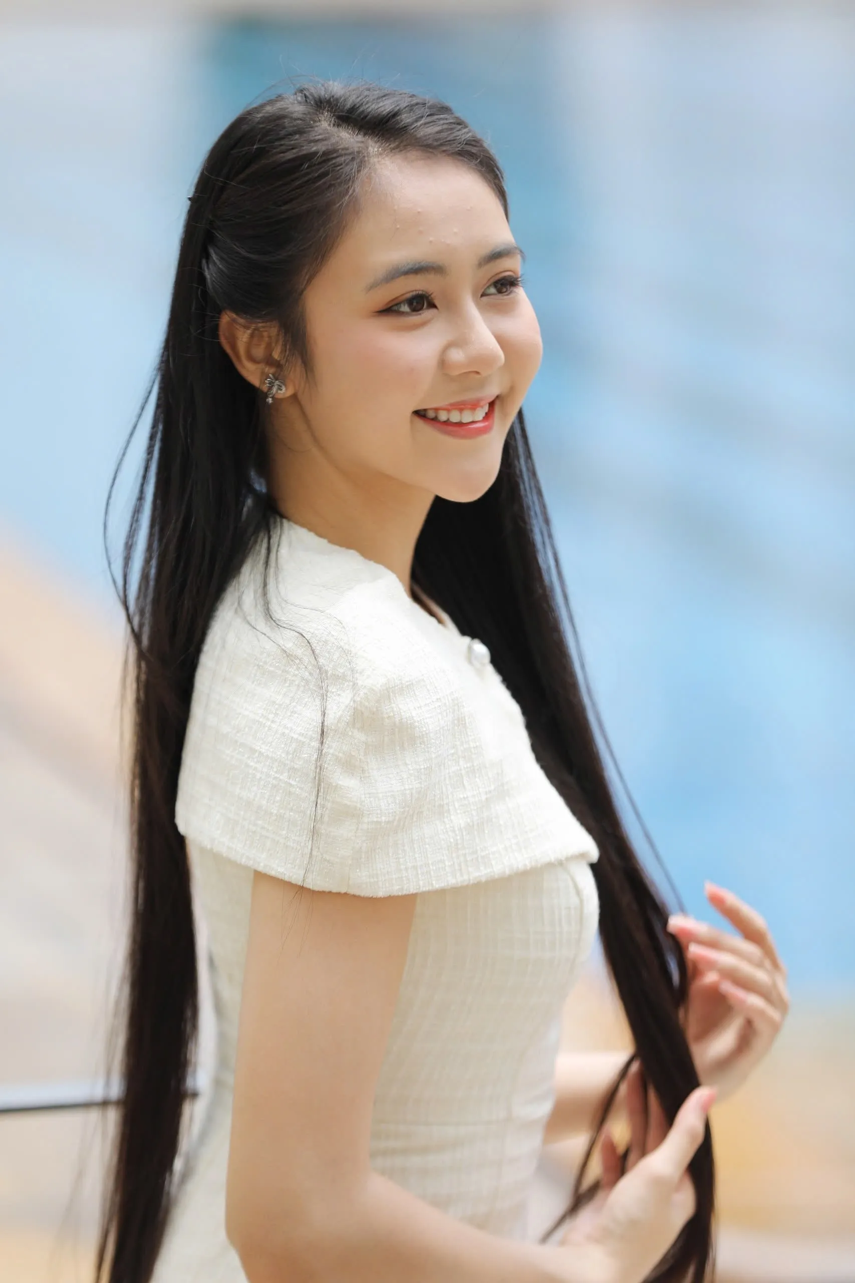 “Tôi chờ đợi nhất phần thi ứng xử, vì đó là lúc mỗi thí sinh có cơ hội thể hiện trí tuệ, quan điểm sống và sự bản lĩnh trước hàng triệu khán giả. Với tôi, sắc đẹp là điều thu hút ban đầu, nhưng chính nhân cách và tư duy mới là điều chạm đến trái tim mọi người”, cô nói.