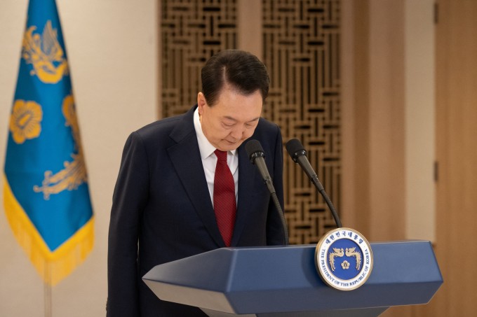 Ông Yoon Suk-yeol cúi đầu xin lỗi người dân trong bài phát biểu tháng 12/2024. Ảnh: AFP