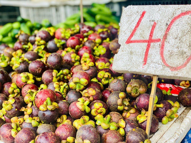 Măng cụt đang được rao bán tràn ngập thị trường với mức giá khá phải chăng.