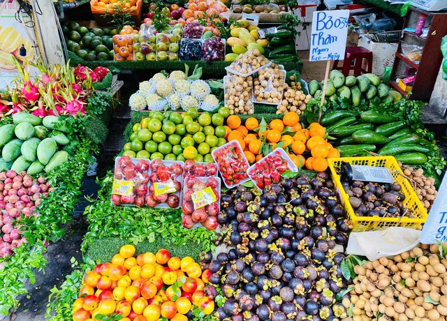 Hiện tại đang là mùa măng cụt và bạn có thể dễ dàng tìm thấy loại trái cây này ở nhiều nơi trên thị trường, từ chợ truyền thống đến các siêu thị và cửa hàng trái cây.