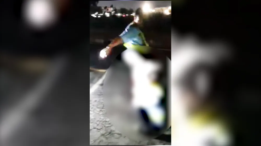 Hình ảnh người đàn ông mặc đồng phục được cho là tổ trưởng tổ bảo vệ đánh đồng nghiệp ở Củ Chi. Ảnh cắt từ clip