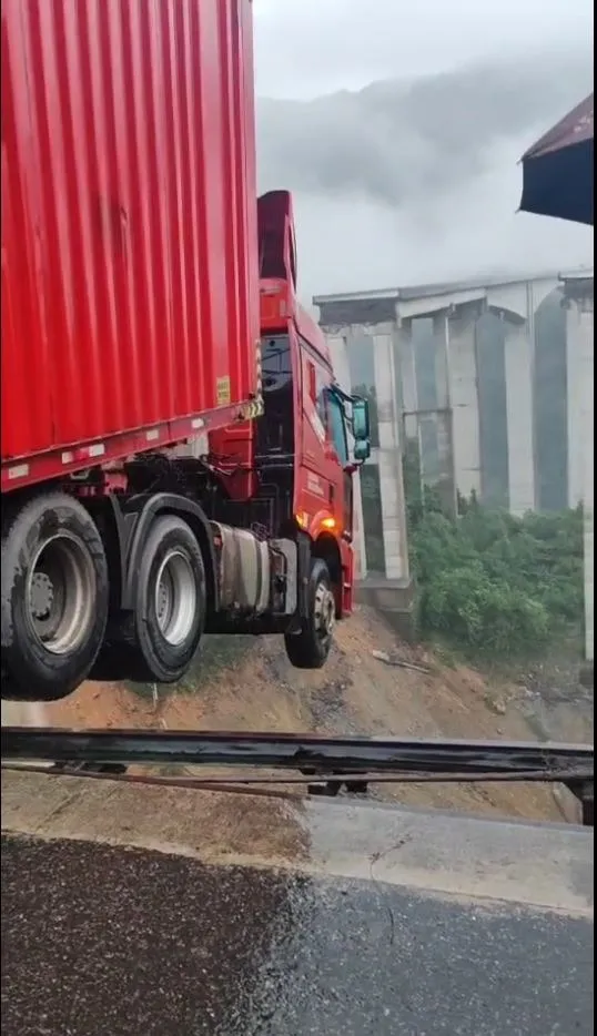Trung Quốc: Mưa lũ gây sập cầu, tài xế container mắc kẹt trên miệng vực sâu 100m - 1