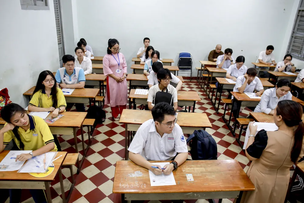 Sĩ tử đặc biệt trong ngày làm thủ tục thi tốt nghiệp THPT 2025 tại TP.HCM - 7