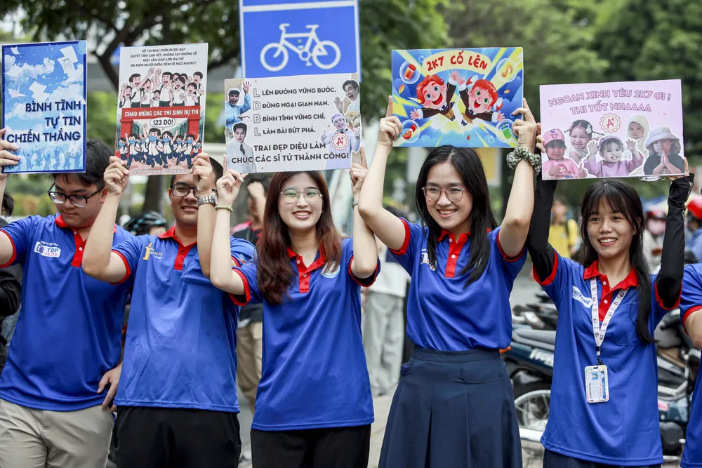 Sĩ tử đặc biệt trong ngày làm thủ tục thi tốt nghiệp THPT 2025 tại TP.HCM - 11