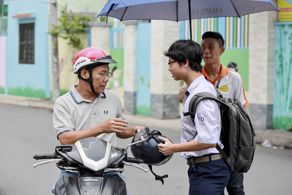 Sĩ tử đặc biệt trong ngày làm thủ tục thi tốt nghiệp THPT 2025 tại TP.HCM - 3