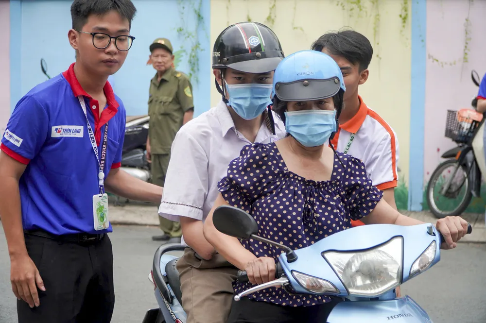 Sĩ tử đặc biệt trong ngày làm thủ tục thi tốt nghiệp THPT 2025 tại TP.HCM - 4