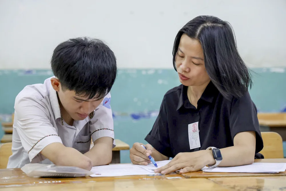 Sĩ tử đặc biệt trong ngày làm thủ tục thi tốt nghiệp THPT 2025 tại TP.HCM - 5