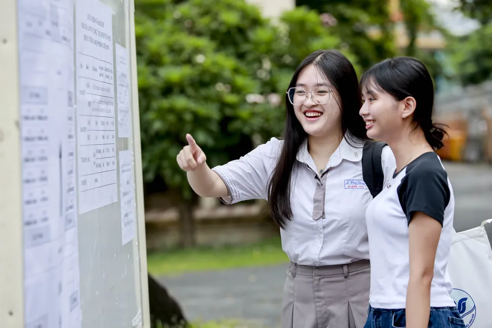 Sĩ tử đặc biệt trong ngày làm thủ tục thi tốt nghiệp THPT 2025 tại TP.HCM - 1