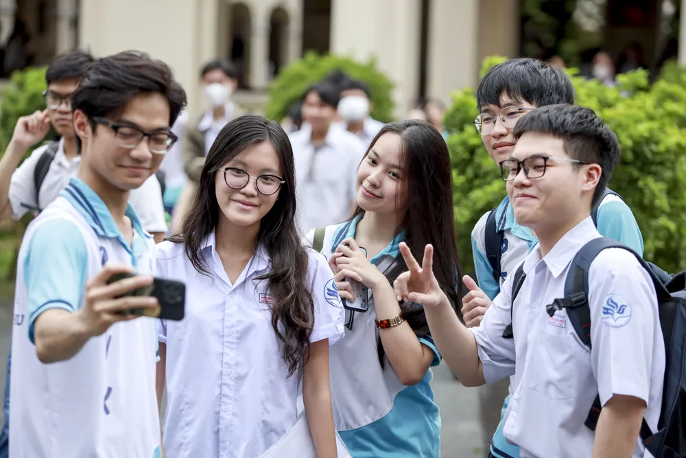 Sĩ tử đặc biệt trong ngày làm thủ tục thi tốt nghiệp THPT 2025 tại TP.HCM - 2