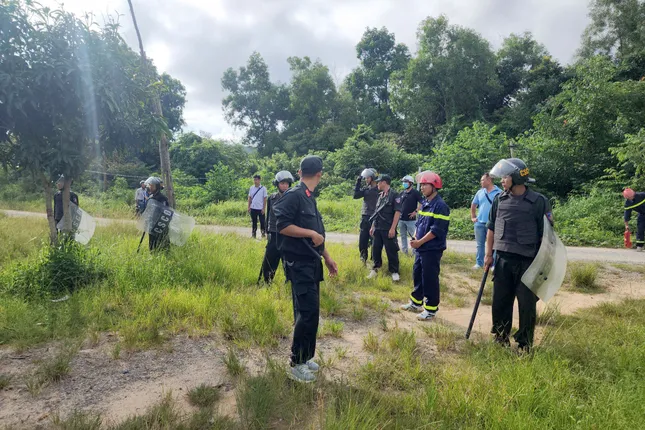 Cơ quan chức năng triển khai khám xét nơi ở các đối tượng.