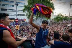 Tin mới nhất bóng đá sáng 25/6: Barcelona thưởng bộn cho thầy trò Hansi Flick