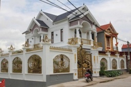 Hàng trăm cảnh sát vây bắt nhóm lừa đảo, hình ảnh nhà của đối tượng cầm đầu gây chú ý