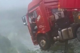Trung Quốc: Mưa lũ gây sập cầu, tài xế container mắc kẹt trên miệng vực sâu 100m