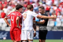 Tranh cãi Bayern Munich mất bàn thắng trước Benfica: Vì sao Kane hóa tội đồ?