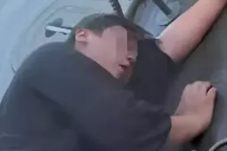 Nam ca sĩ Khương Đào rơi xuống biển