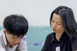 Sĩ tử đặc biệt trong ngày làm thủ tục thi tốt nghiệp THPT 2025 tại TP.HCM