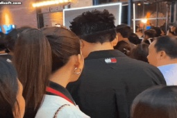 Bắt gặp cặp đôi diễn viên - Hoa hậu Vbiz vô tư ôm ấp giữa trung tâm thương mại, hỏi phim giả tình thật không thì cứ chối