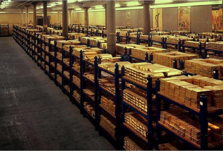 Kho vàng có 122 ngăn, nhưng không một thỏi vàng nào thuộc sở hữu của ngân hàng trung ương Mỹ.&nbsp;98% số vàng là tài sản của ngân hàng trung ương từ 36 quốc gia, phần còn lại thuộc về chính phủ Mỹ và các tổ chức quốc tế khác.
