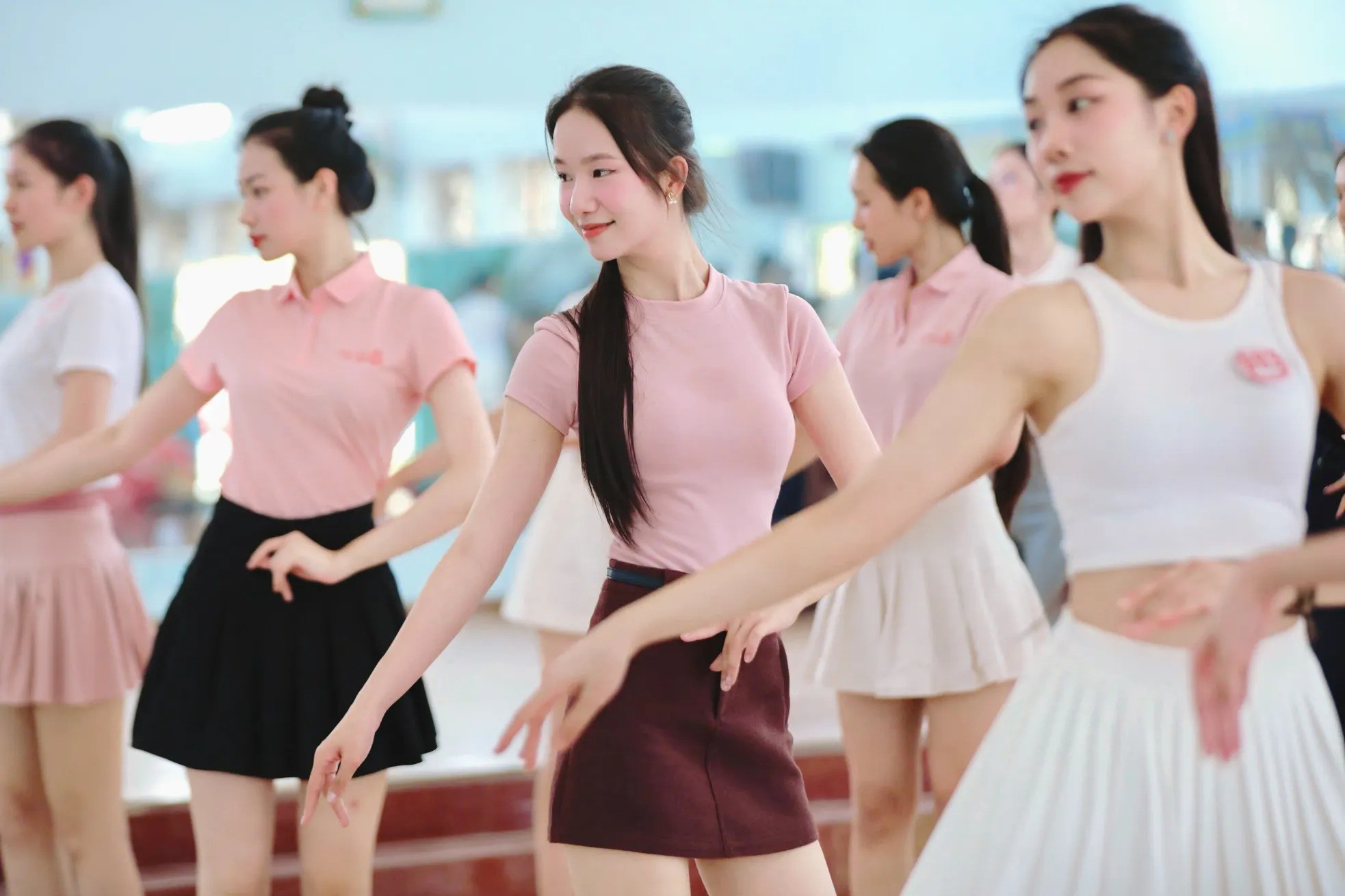 Thí sinh miệt mài tập luyện trước đêm chung kết. Ảnh: Hồng Vĩnh.