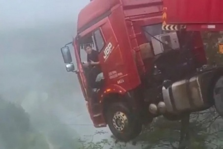 Trung Quốc: Mưa lũ gây sập cầu, tài xế container mắc kẹt trên miệng vực sâu 100m