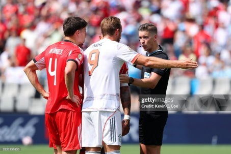 Tranh cãi Bayern Munich mất bàn thắng trước Benfica: Vì sao Kane hóa tội đồ?