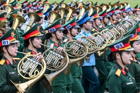 Nữ quân nhân lần đầu hợp luyện trước diễu binh 2/9