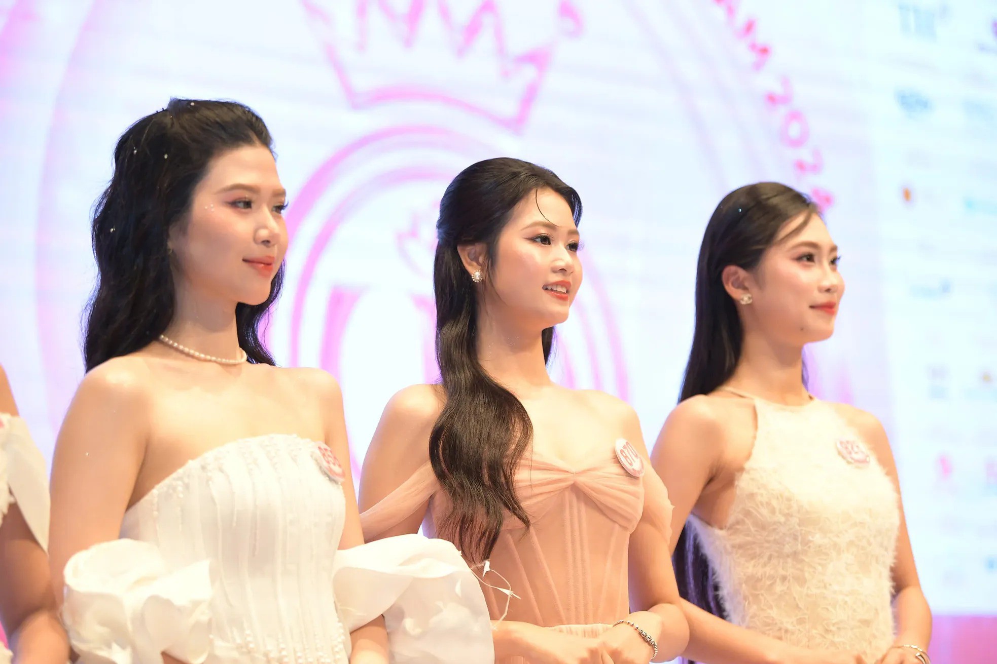 Thí sinh có hơn 40 người thân vào Huế cổ vũ trong đêm chung kết Hoa hậu Việt Nam - 5