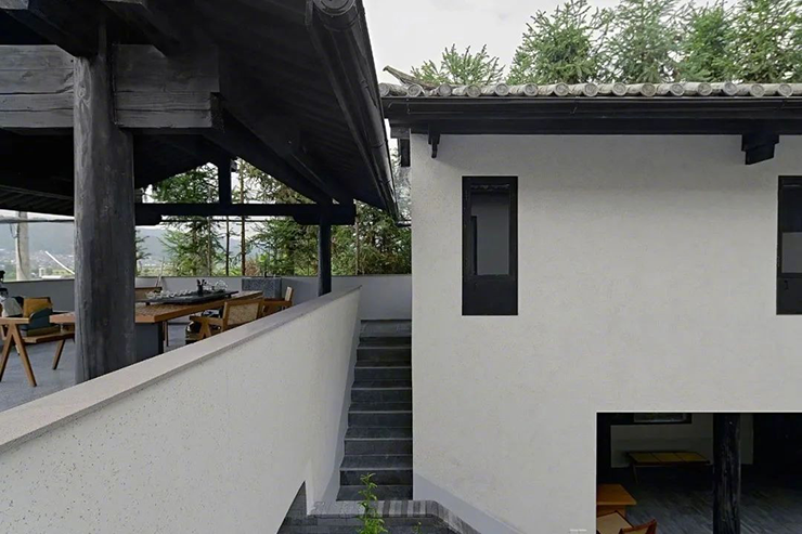 Căn biệt thự hoàn thiện có&nbsp;2 tầng với 11 phòng ngủ, đủ cho cha mẹ anh, anh chị em và các cháu về thăm.
