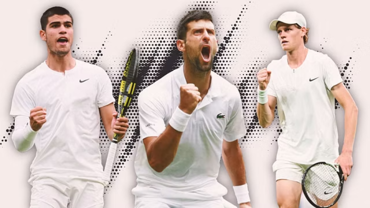 Djokovic (giữa) vẫn chơi không tệ và trên sân cỏ Wimbledon anh là đối thủ không dễ ngay cả với Alcaraz (bên trái) và Sinner (bên phải)